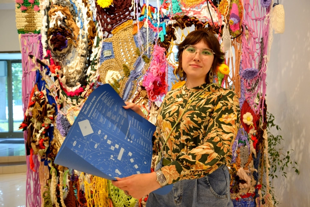 Адель говорит, что работать со старшим поколением — одно удовольствие. Она с радостью наблюдала, как они создали вязанную инсталляцию и 3D макеты районов с картой.