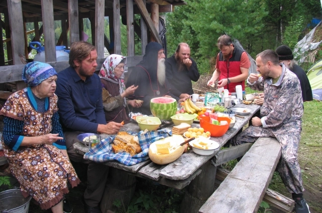 Угощения для гостей и от гостей на заимке Лыковой.