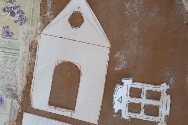 Детали надо вырезать аккуратно, стараясь не повредить тесто. 