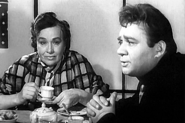Валентина Токарская и Евгений Леонов в фильме «Короткие истории» (1963).