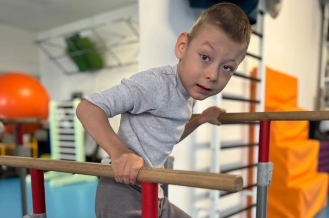 Характер у Тимофея очень стойкий. Маленький боец не только без слез выдерживает все уколы, но и заботится о маме.