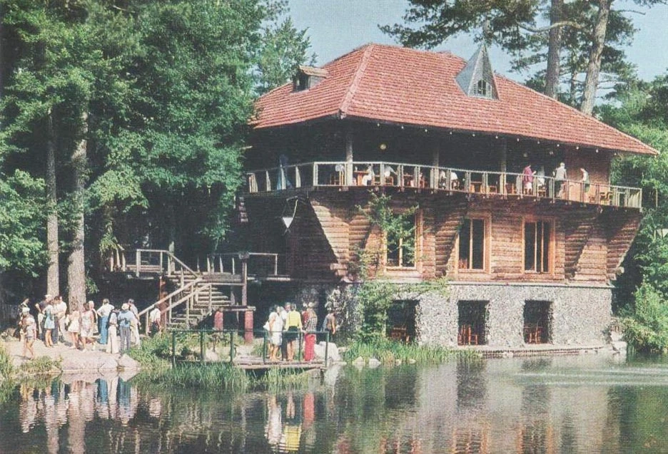 Ресторан «Лесной». Открытка из набора «Курорт Ялта», 1976 г., личный архив Натальи Дрёмовой.