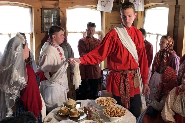 Жених должен был заплатить за косу, за место рядом с невестой, за саму возможность увезти её из родительского дома. 