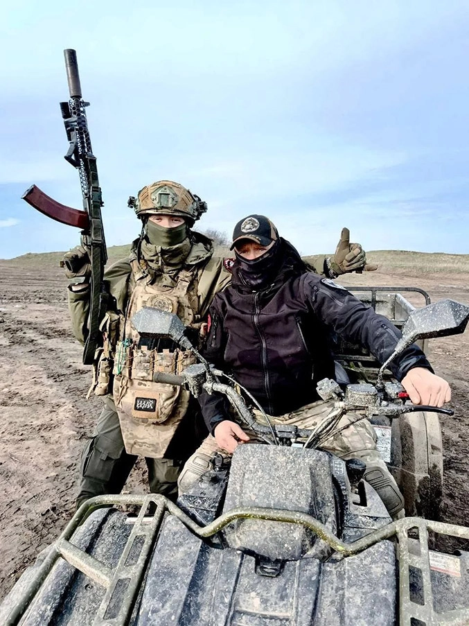 Рокстар с боевым товарищем.
