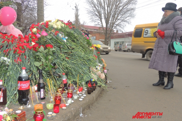 ​ На месте взрыва троллейбуса горожане устроили мемориал.