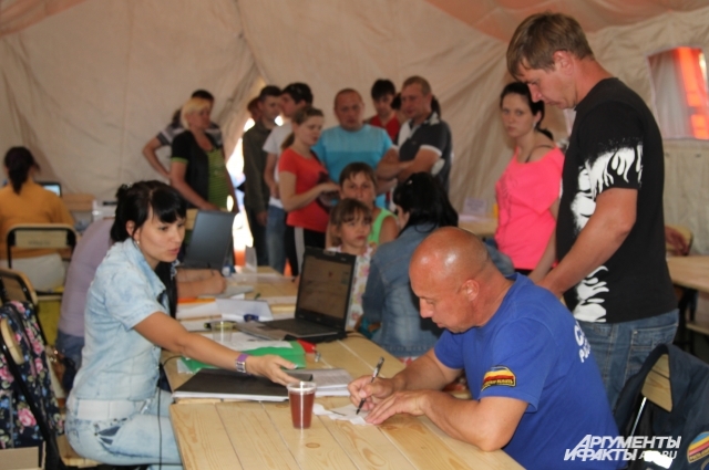 Лето 2014, палаточный лагерь украинских беженцев. Очередь к работникам ФМС России.