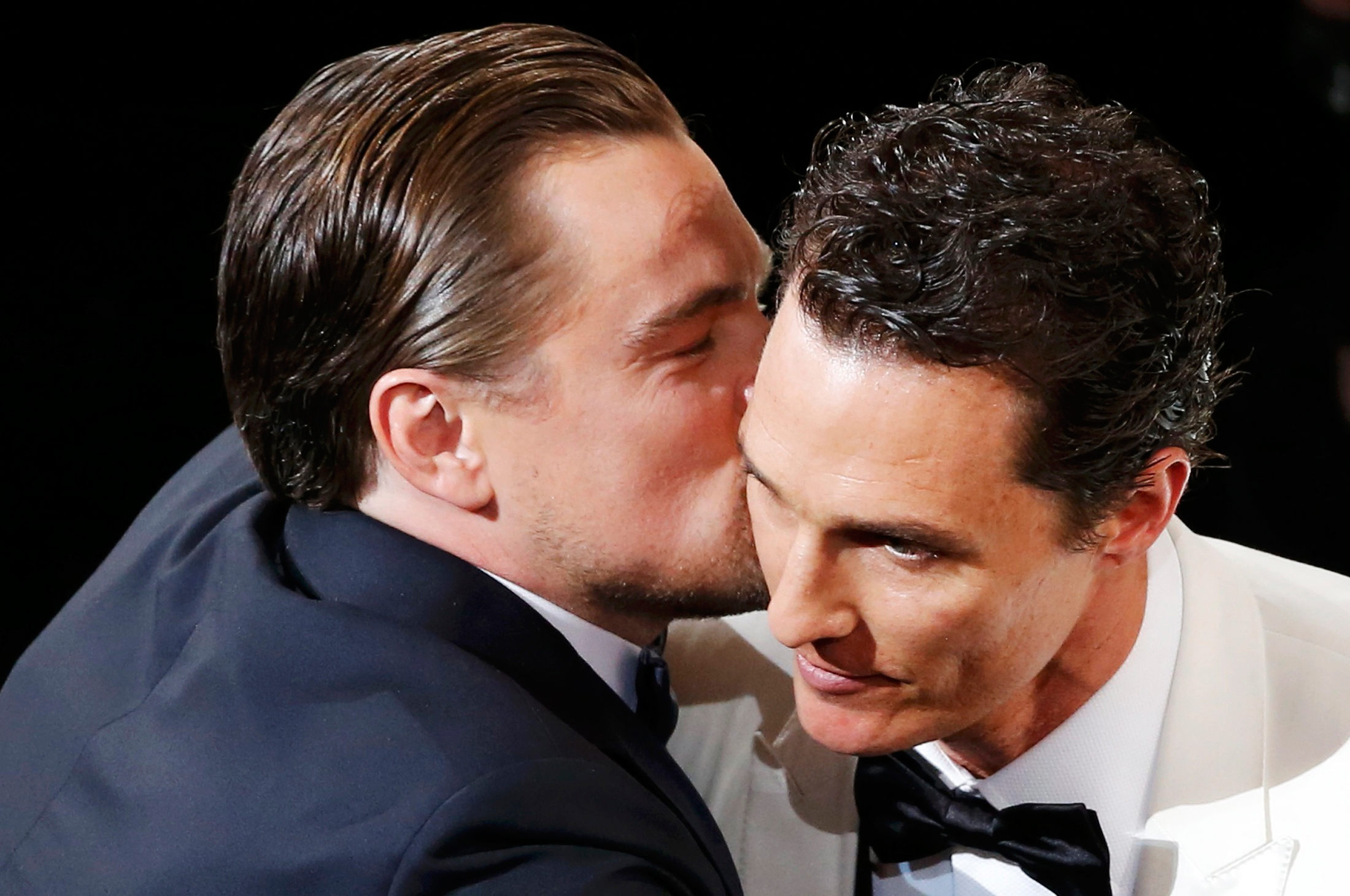 Леонардо Ди Каприо даже расцеловал коллегу Мэттью МакКонахи, которому достался Оскар за лучшую мужскую роль