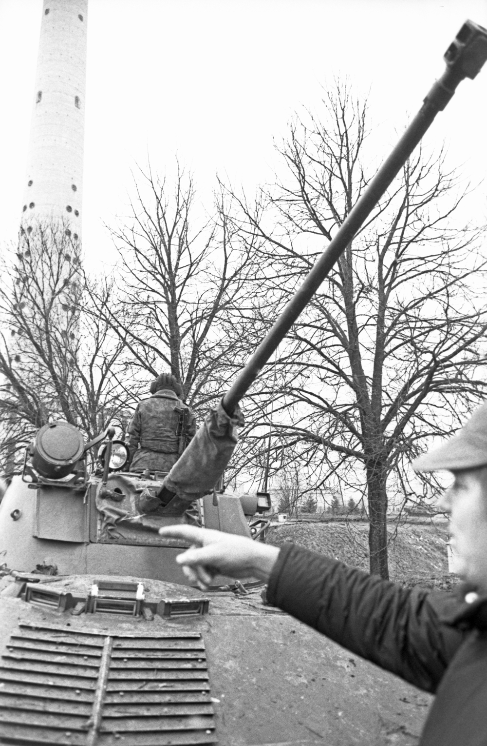 События в Вильнюсе 11— 13 января 1991 года. Военная техника у вильнюсской телебашни.
