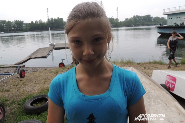 Двенадцатилетняя Катя Солецкая отлично управляет яхтой
