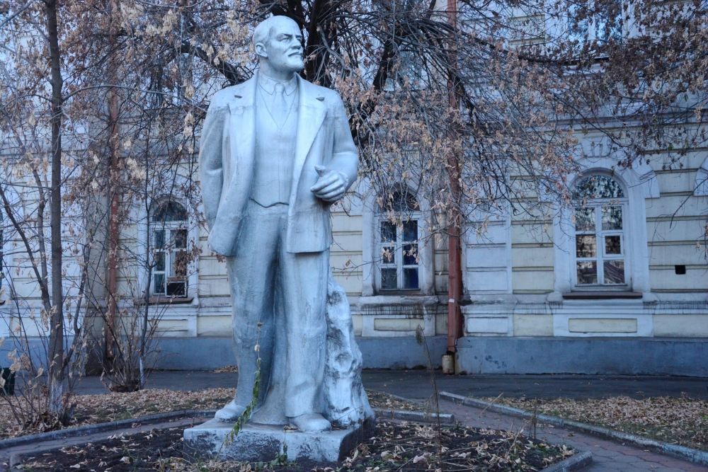 Скульптура Ленина во весь рост установлена во дворе корпуса сельскохозяйственной академии на Тимирязева.