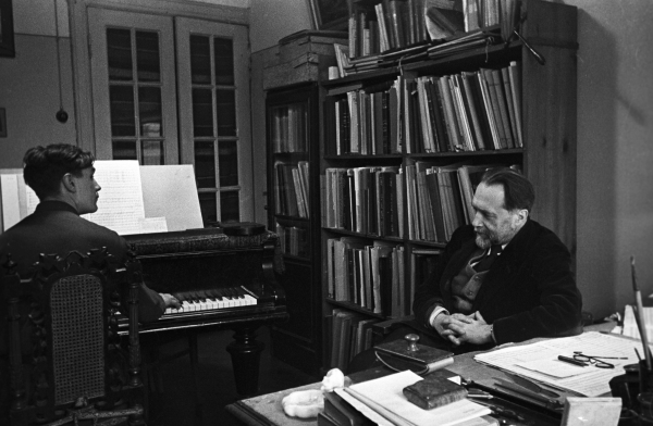 Композитор Николай Мясковский занимается у себя дома со студентом Германом Галыниным. 1944 г. 