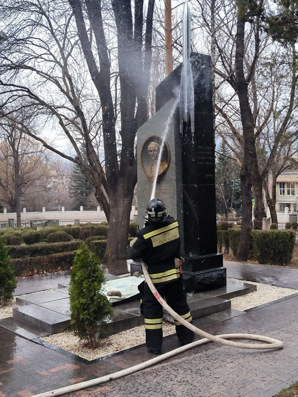 Пожарные помогли привести монумент в порядок.