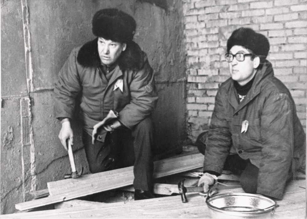 Первый секретарь Б. Ельцин и секретарь по строительству обкома КПСС Ю. Петров на субботнике.