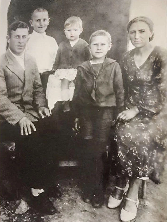Семья Воронцовых. Слева направо: отец Николай, сын Николай, дочь Галина, сыне Владимир, мама Мария.