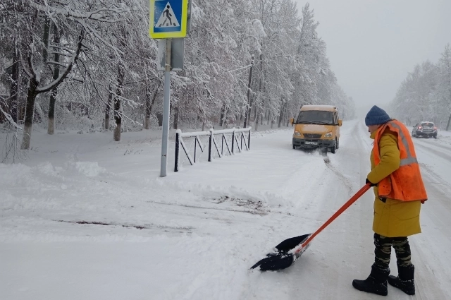 Дороги в Красновишерске засыпало снегом.