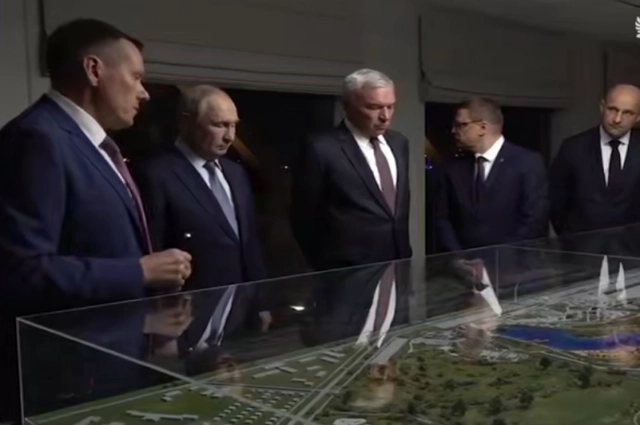 Главе государства показали макет парка.