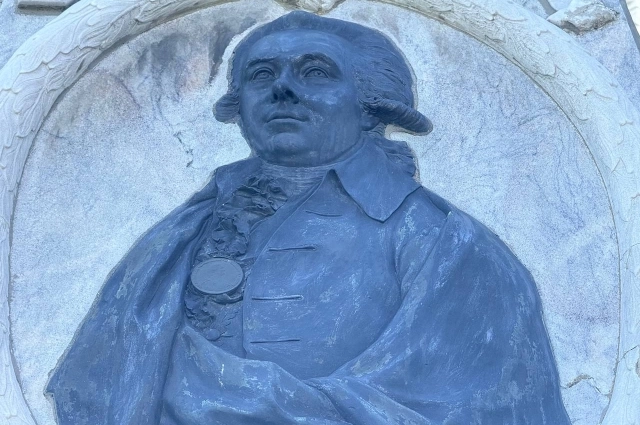 Среди множества портретов Шелихова именно барельеф на могиле наиболее похож на него, отмечали современники. 