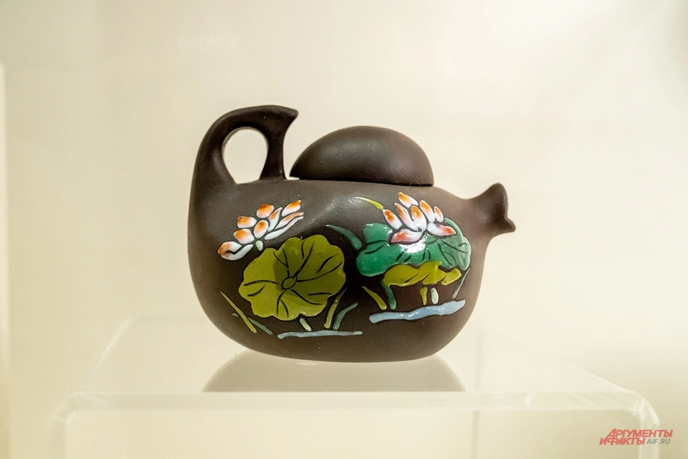 В музее Востока прошел кураторский показ выставки «Магия пурпурной глины: Исинская керамика Цзыша»