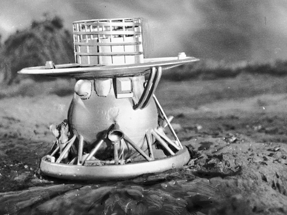 Аналог спускаемого аппарата советской автоматической межпланетной станции «Венера-9», доставленного на планету Венера 22-го октября 1975 года, в момент испытаний на Земле.