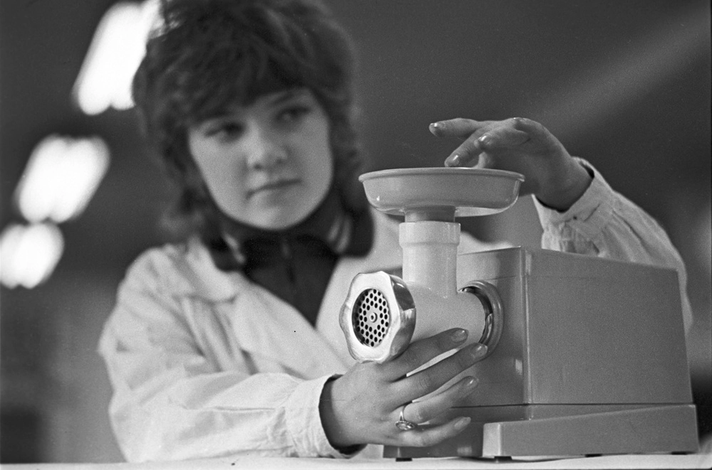 Новая модель электромясорубки, изготовленной на одном из советских заводов.