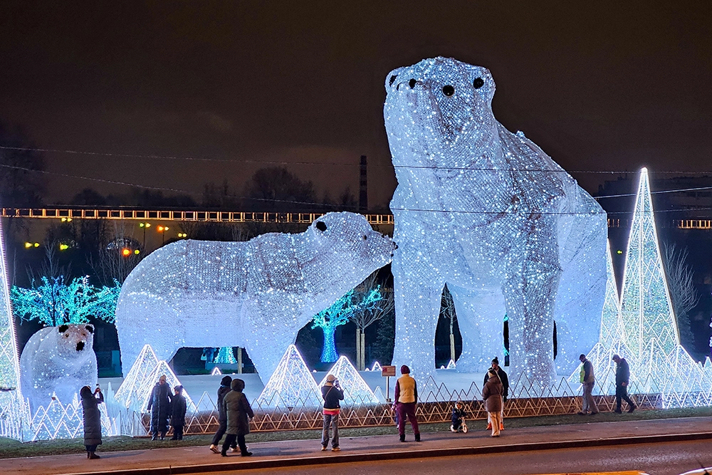 Новогодняя инсталляция «Полярные медведи» в парке возле Ростокинского акведука.