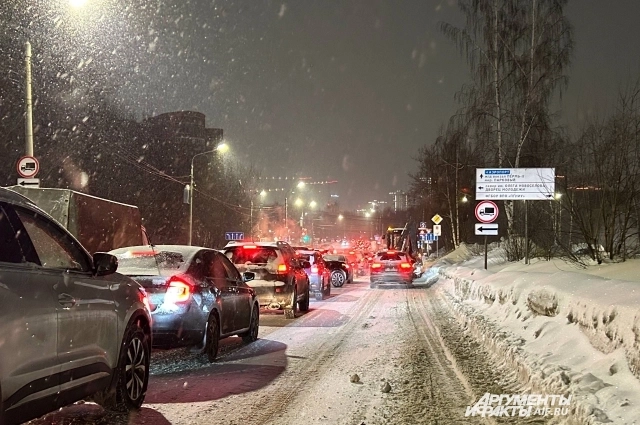В этом году снегопады привели к огромным пробкам. 