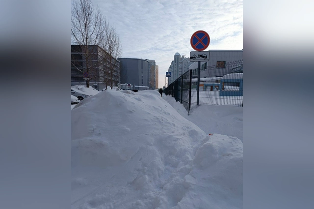 Жители жалуются на горы снега во дворах.