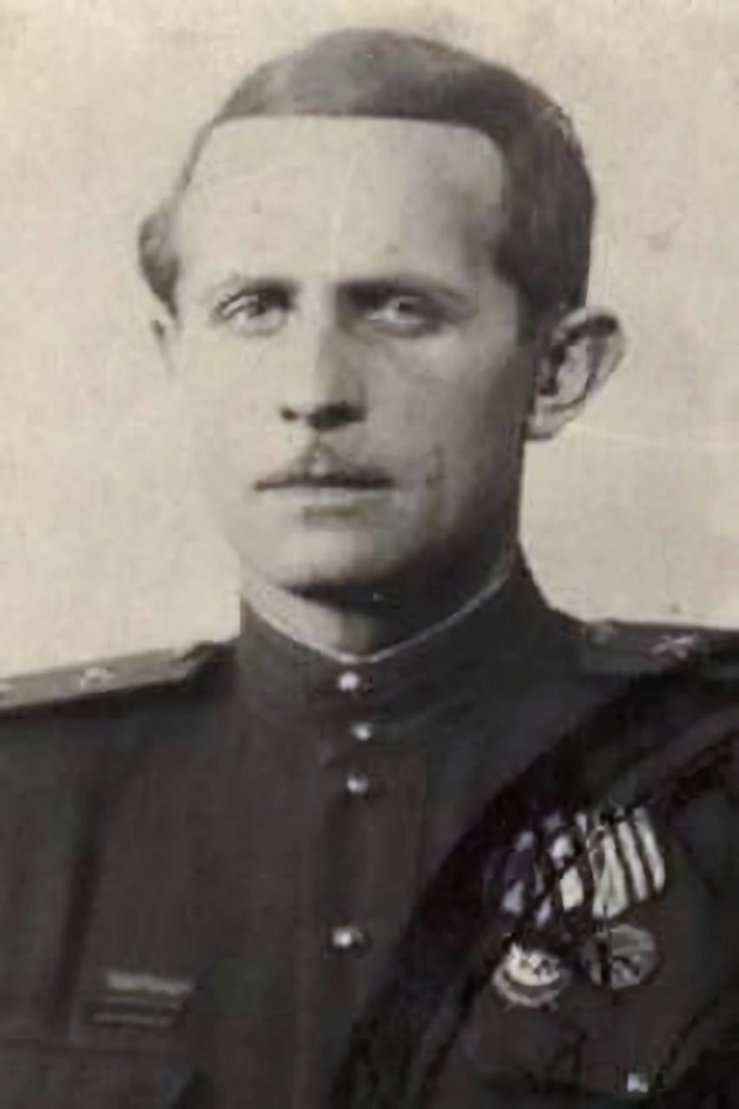 Отец — Юрий Львович Домогаров.