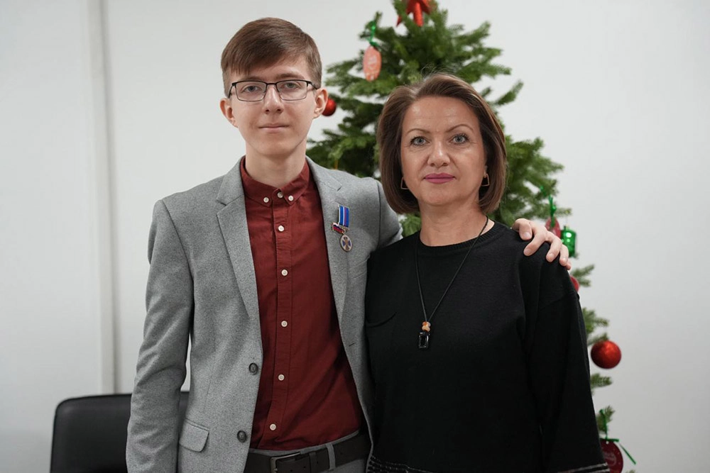 Данила с мамой.