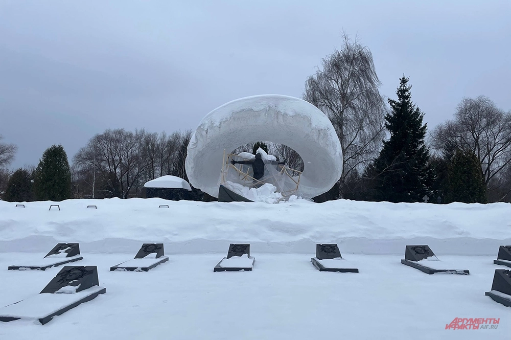 На аллее Славы располагаются могильные плиты.