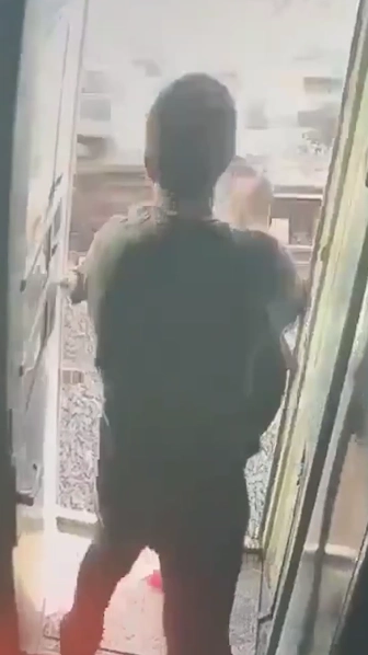 пассажир выкинул проводника из вагона