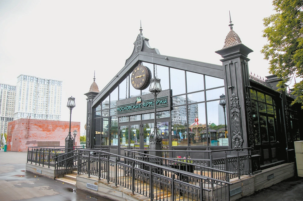 Французский стиль очень подходит ярмарочному павильону.