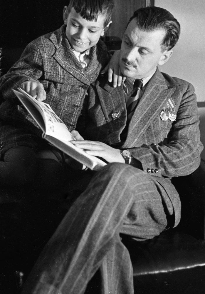 Писатель Сергей Михалков с сыном Андреем, 1946 год.