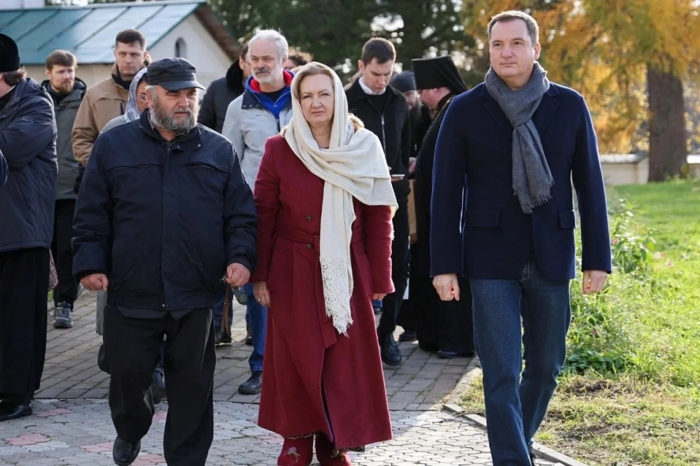 Анна Витальевна Громова вместе с губернатором Александром Цыбульским также посетила Свято-Троицкий Антониево-Сийский монастырь.