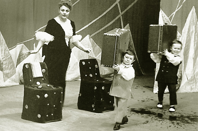 Эти чемоданы я в составе цирка лилипутов перетаскивал на сценах крупных городов СССР . В. Колосков - в центре