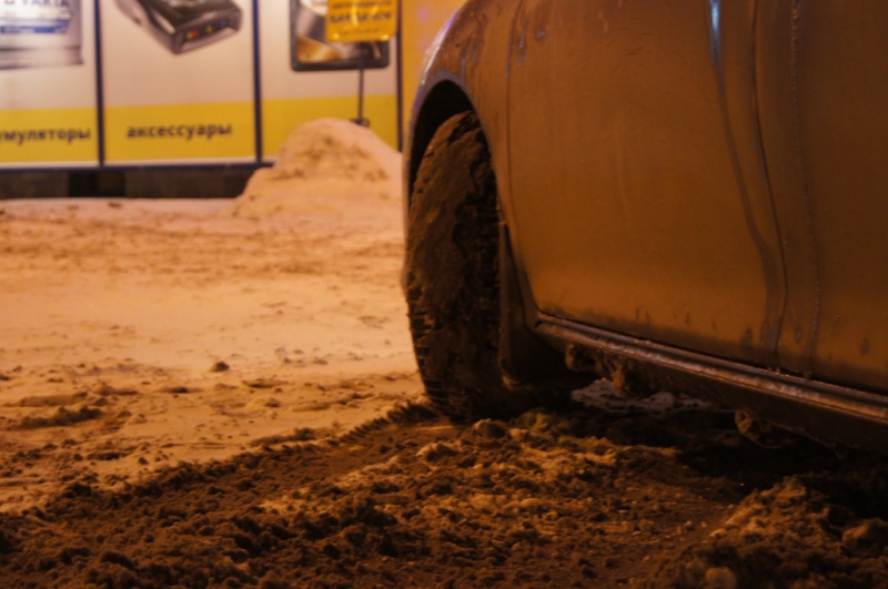 Неубранный вовремя снег подтаял, и вперемешку с уличной грязью добавил хлопот автомобилистам, которые с ужасом посматривают на заляпанные машины.