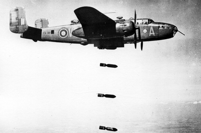 B-25 Королевских ВВС производит бомбометание.