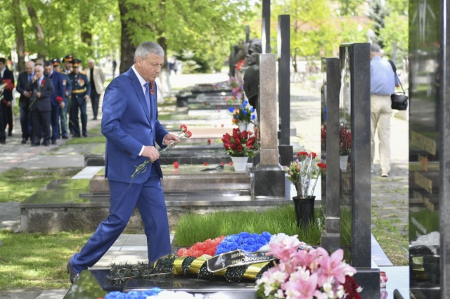 Вячеслав Битаров возложил цветы к мемориалу.