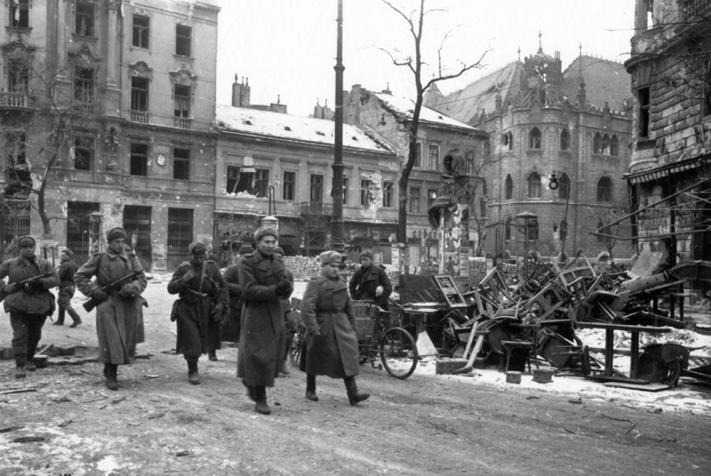 Советские солдаты входят в Будапешт.