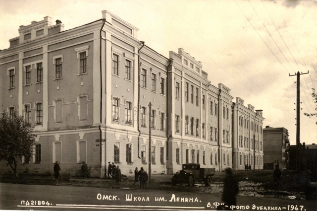 Первая мужская классическая гимназия, затем школа им. Ленина (ныне гимназия № 19) Здесь учился Рождественский.