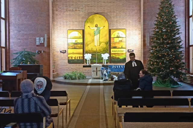 Свечи, вертеп с младенцем Иисусом, орган, все это неотъемлемая часть праздничной службы