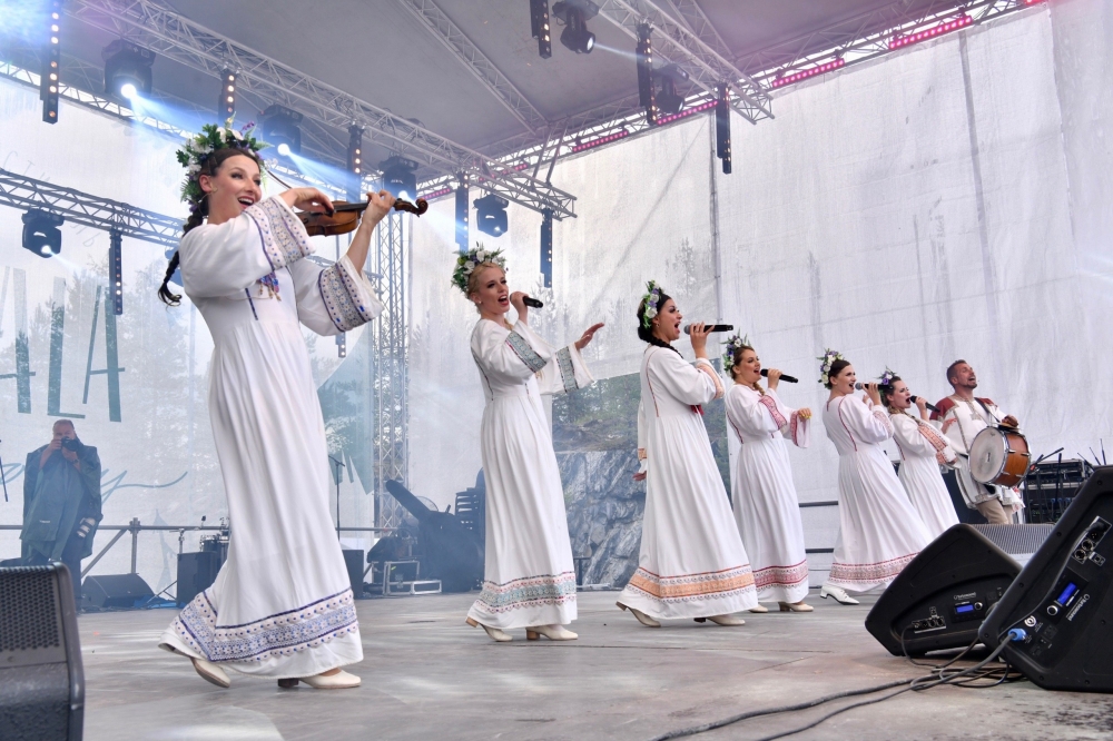 Под задорные ритмы фольклорной группы из Белоруссии «Купалинка» в пляс пустились особенно активные и вдохновлённые зрители.