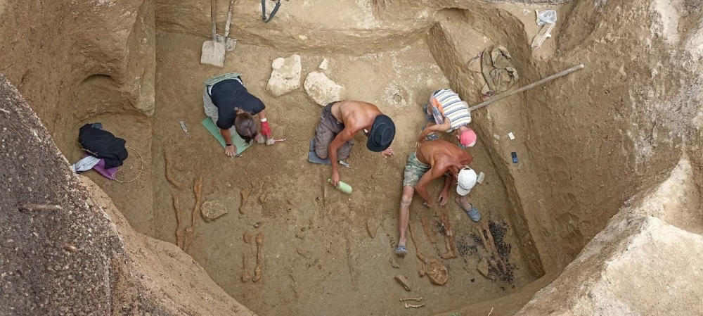 Археологи работают в «могиле 400».