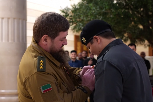 Медаль Героя Чеченской Республики Адаму Кадырову вручил его отец. 