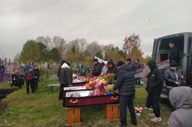 Похороны отравившихся детей Виноградовых в Красной Сопке.