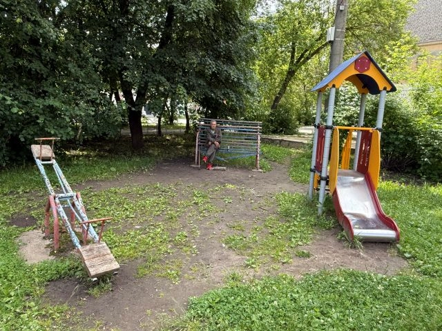 Детская площадка в центре города.
