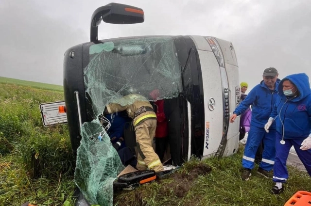 Сотрудникам МЧС пришлось деблокировать пострадавших из автобуса.