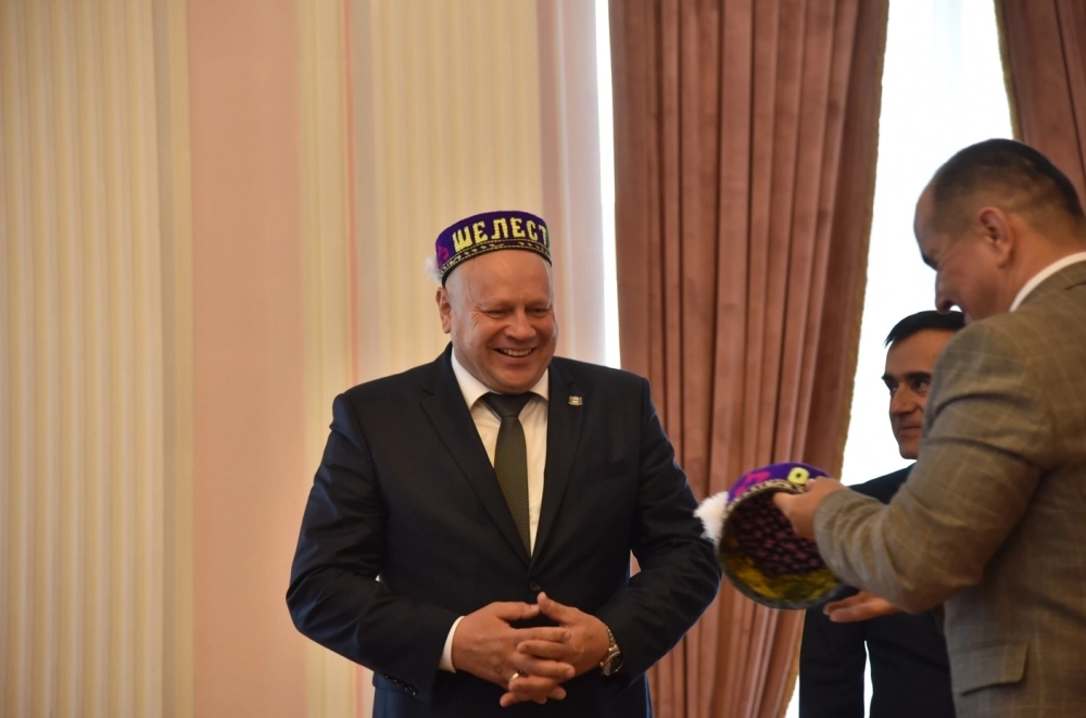 Мэр Омска получил подарки.