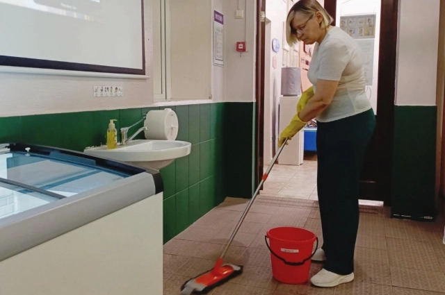 Добровольцы приводят в порядок помещения Центра.