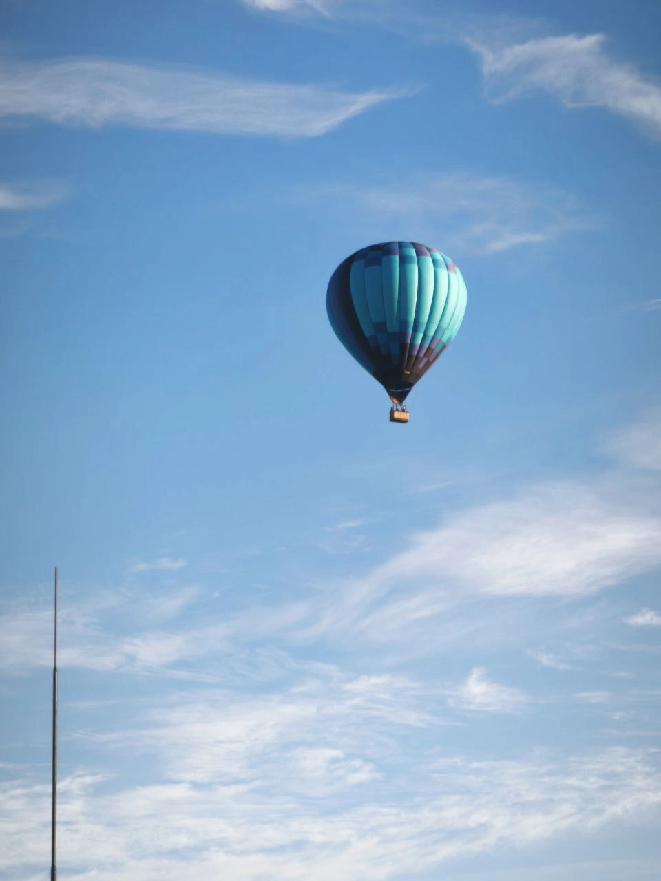В ясном небе над жилыми домами пролетел большой воздушный шар.